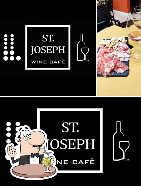 Questa è la immagine che mostra la bevanda e la carne di St. Joseph Wine Cafe'