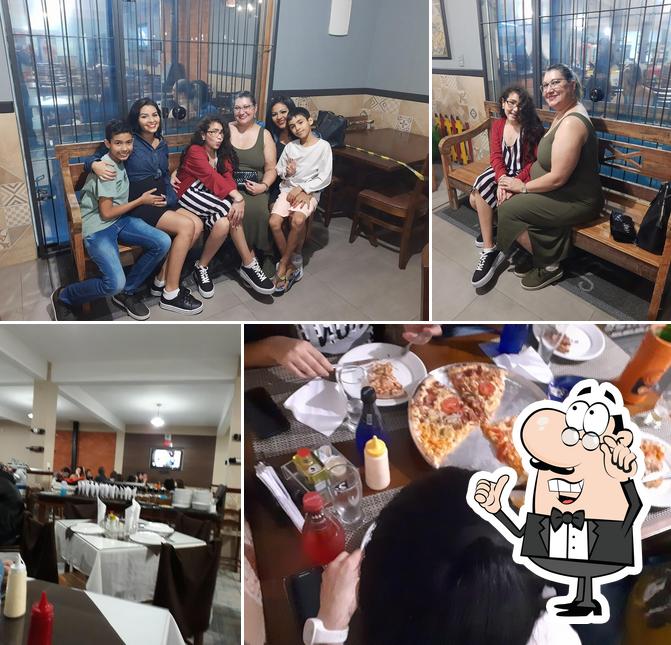 O interior do Calegario Pizzaria