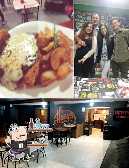 O interior do Herys Burger / Borda do Campo