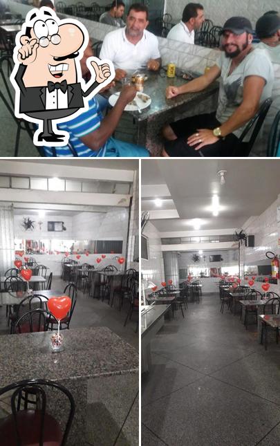 A interior e mesa de jantar do restaurante