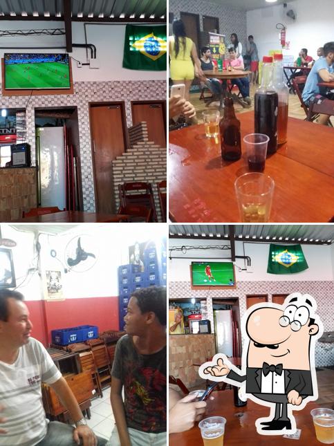 Sente em uma das mesas no El Doguito