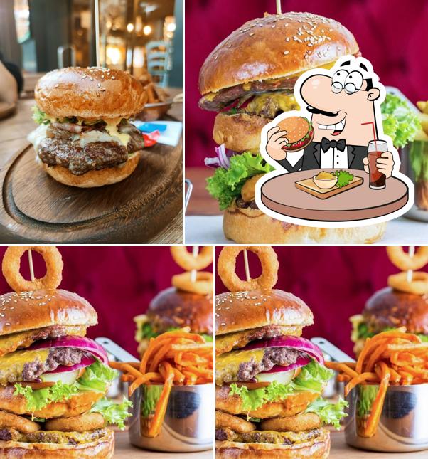 Degusta una de las hamburguesas que ofrecen en Burger Turm