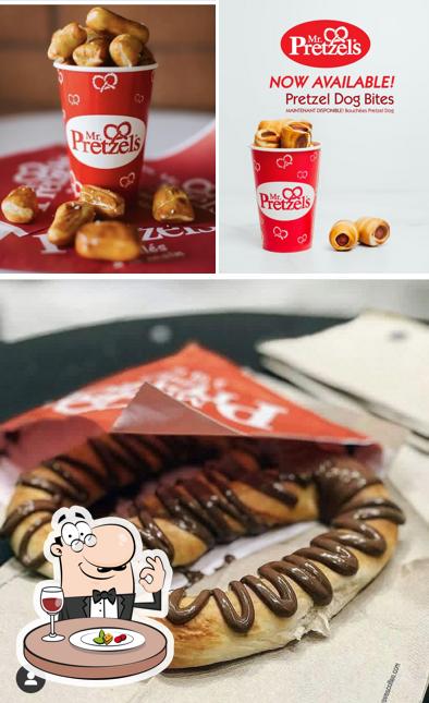 Еда в "Mr.Pretzels Outlet Collection at Niagara"