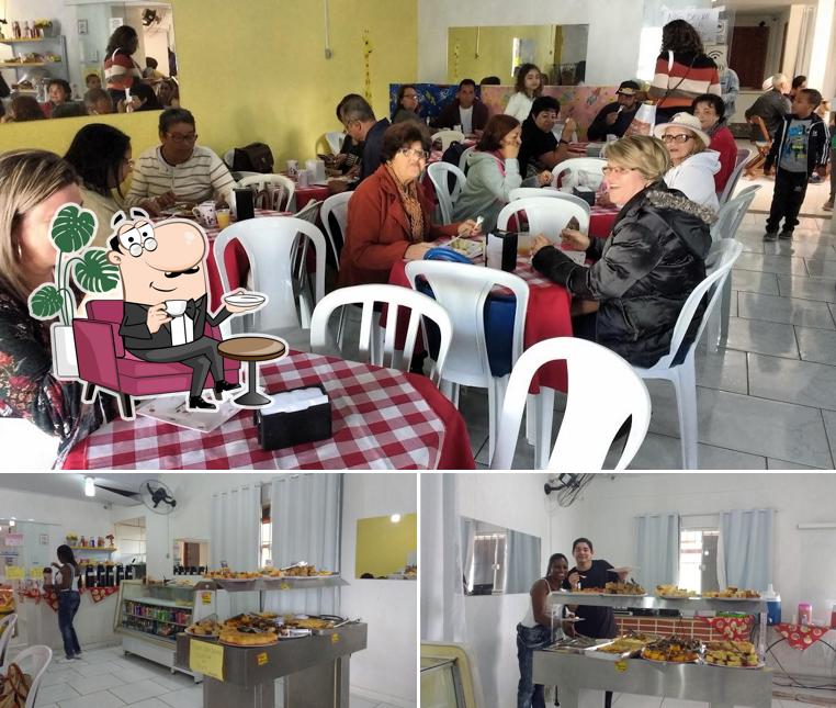 Sente em uma das mesas no Espaço Delícia Restaurante