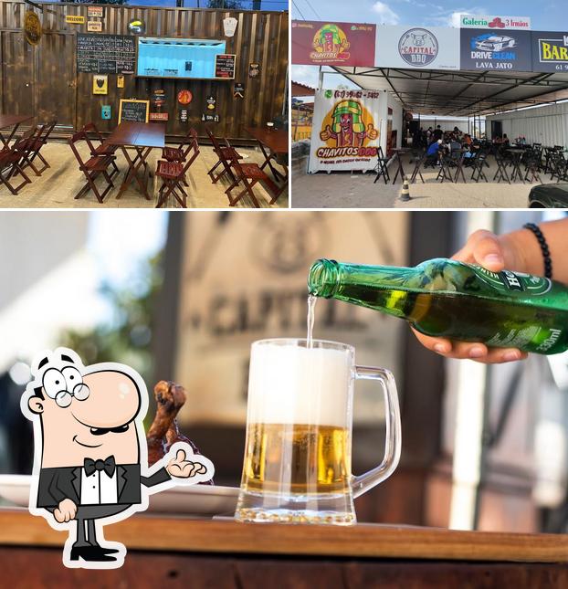 A ilustração da interior e cerveja no Capital BBQ