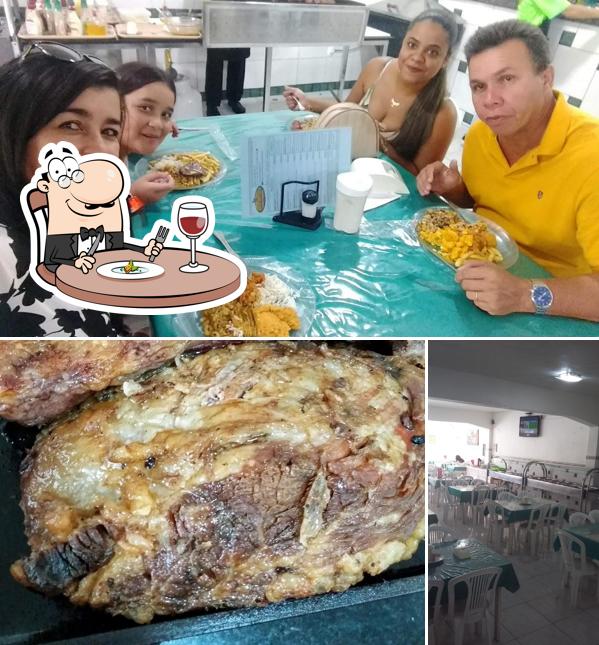 A Restaurante e Churrascaria Ipitanga se destaca pelo comida e mesa de jantar