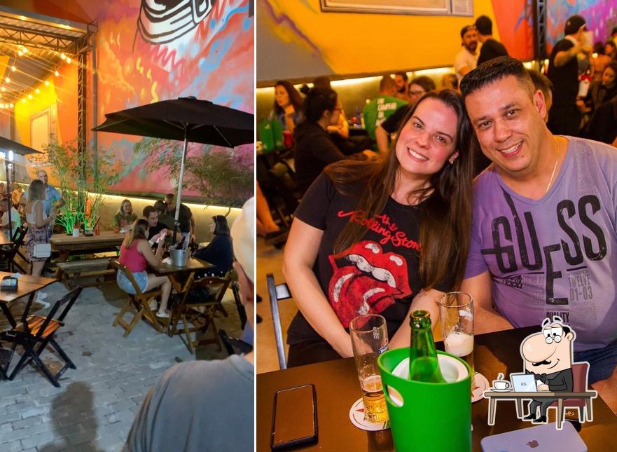 Sente em uma das mesas no Food Park Soberano