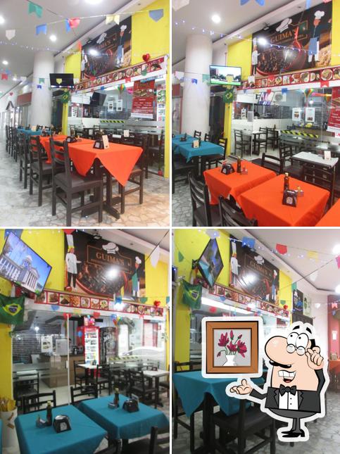 Sente em uma das mesas no Guimas Restaurante