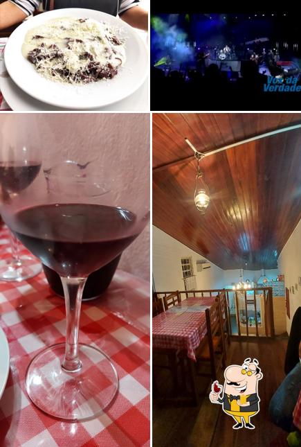 Saboreie uma taça de vinho no Trattoria Italiana