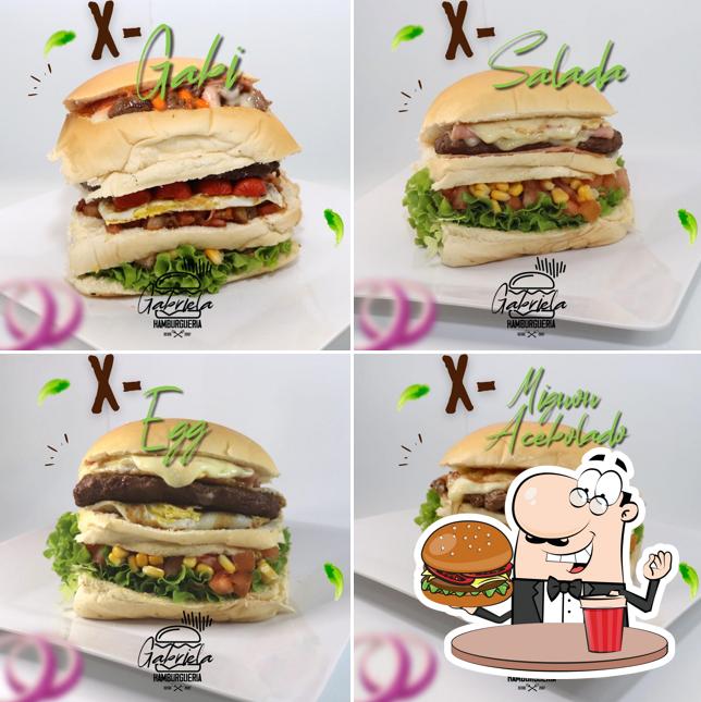 Peça um dos hambúrgueres disponíveis no Gabriela Hamburgueria e lanches