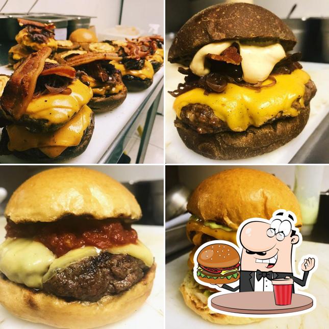 Peça um dos hambúrgueres disponíveis no Lone Burger