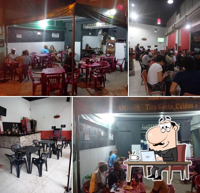 O interior do Bar dos Amigos