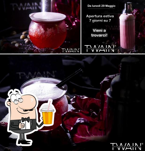 Goditi un drink a Twain