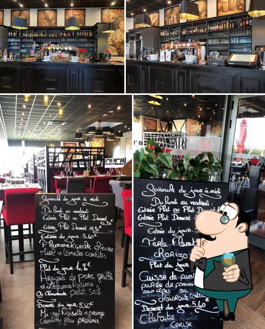 La photo de la comptoir de bar et tableau noir concernant La Brasserie des Gourmands