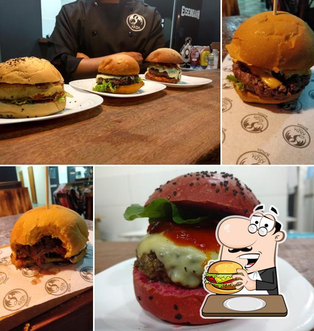 Deguste um dos hambúrgueres servidos no Arda Burger