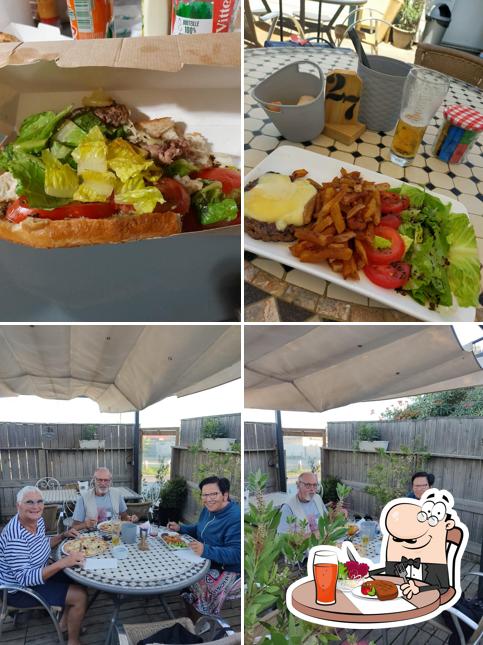 La table à manger et nourriture du restaurant