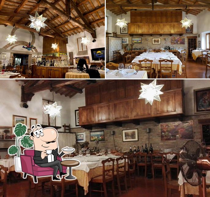 Siediti a un tavolo di Ristorante Vecchia Urbino