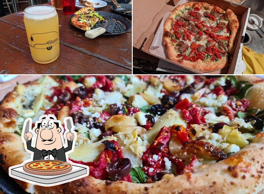 Elige una pizza en Happy Camper Pizza