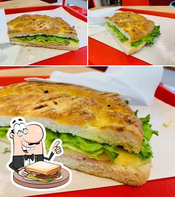 Ordina un panino a Cibiamo Station