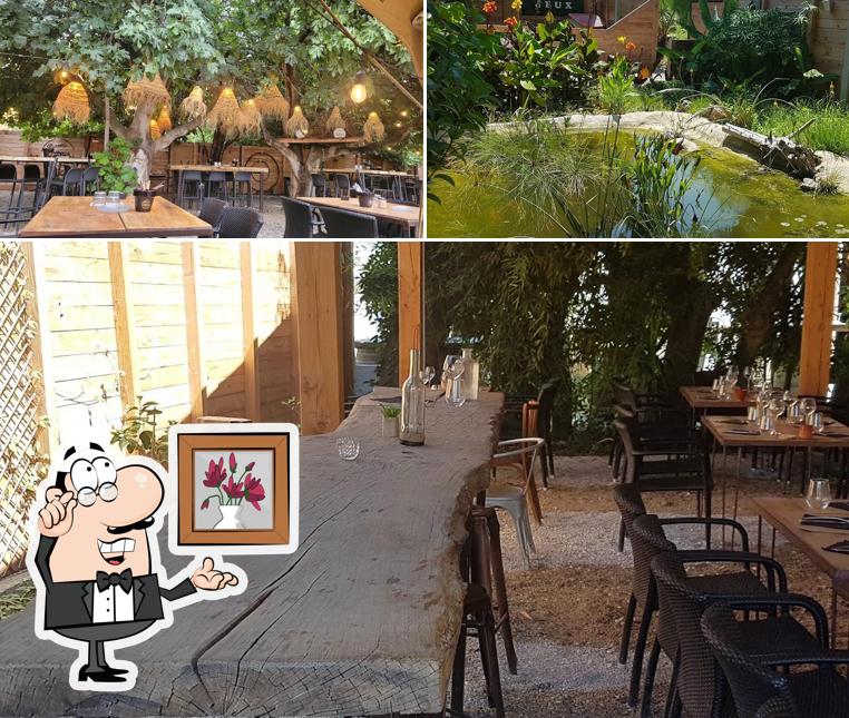 La intérieur et extérieur du restaurant