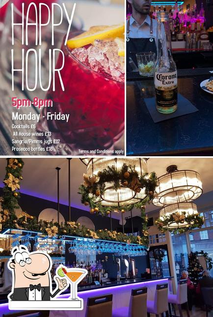 Это фото, где изображены напитки и барная стойка в Eighty Six Restaurant & Bar