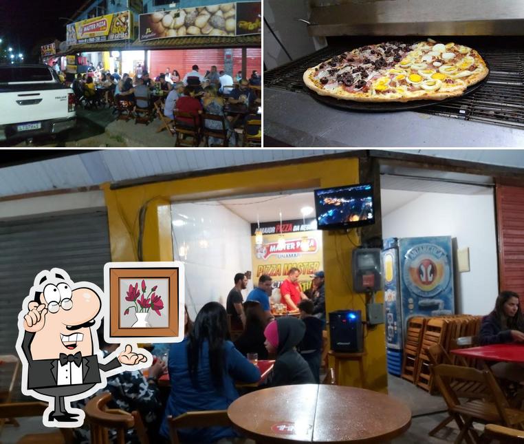 Dê uma olhada a foto mostrando interior e pizza no Master Pizza Unamar