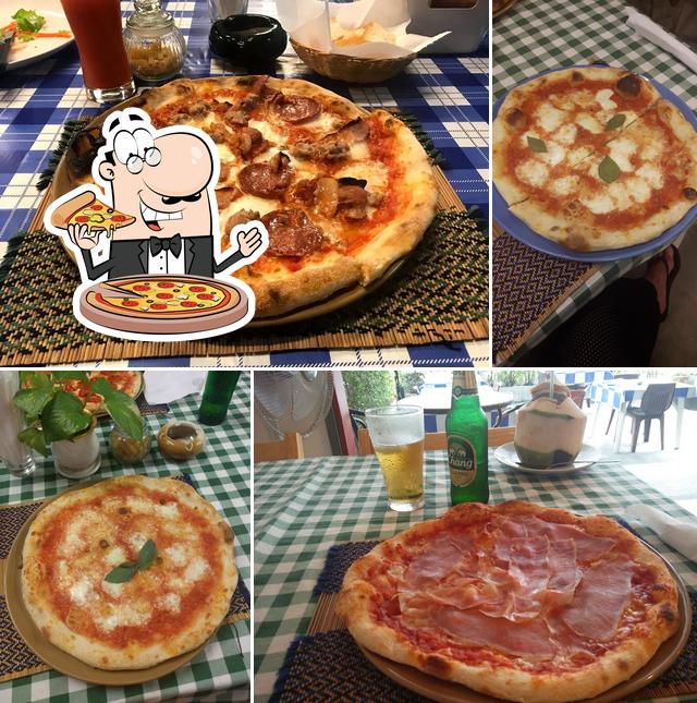 Order pizza at Risto Bar Rino
