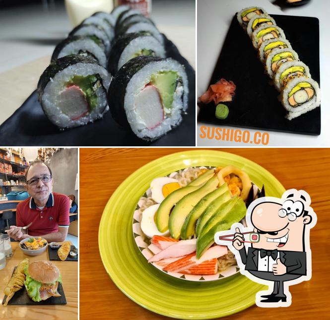 Prueba uno de sus distintos tipos de sushi