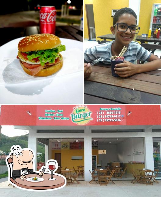 A ilustração do GêBê Burger’s comida e interior