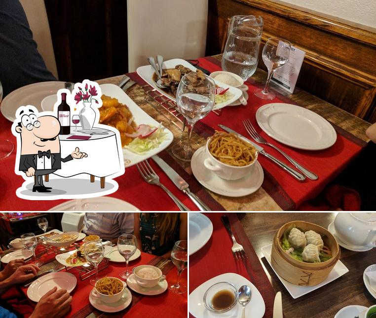 La foto di tavolo da pranzo e cibo da Restaurant La Bénédiction