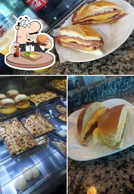 Peça um hambúrguer no Pães e Doces Arraial Paulista