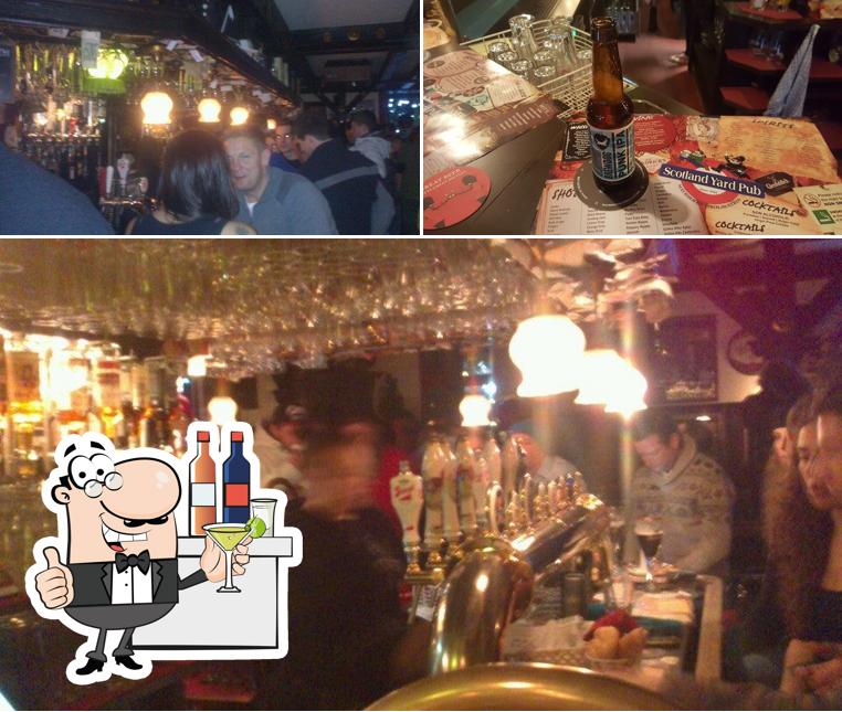 Parmi les diverses choses de la comptoir de bar et la bière, une personne peut trouver sur Scotland Yard Pub - Sport Bar Sky