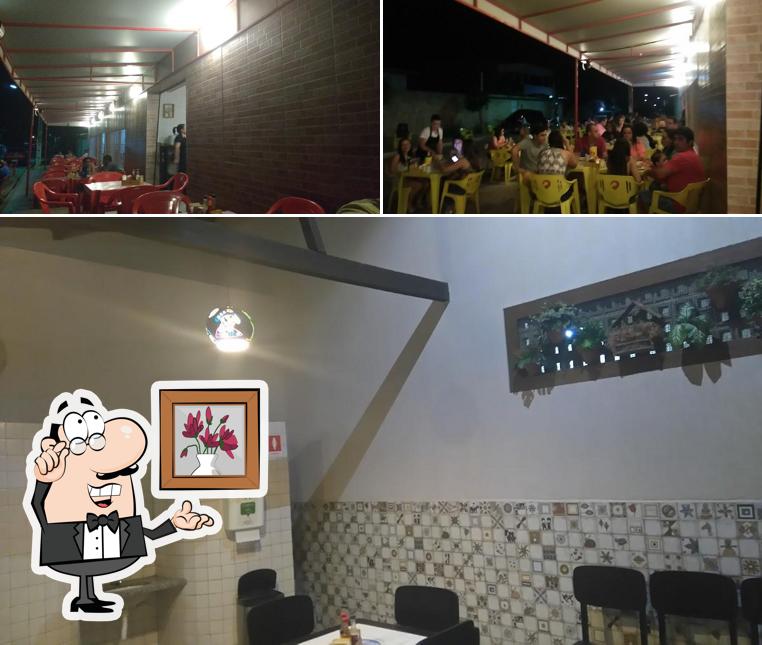 Sente em uma das mesas no Bar do Raimundo