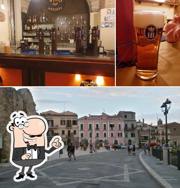 Questa è la immagine che mostra la esterno e birra di Vico degli Artisti