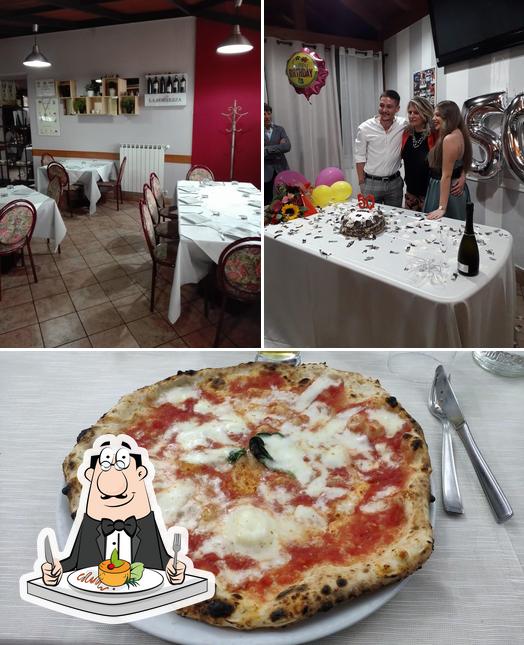 Trattoria pizzeria Al Posto Accanto si caratterizza per la cibo e tavolo da pranzo