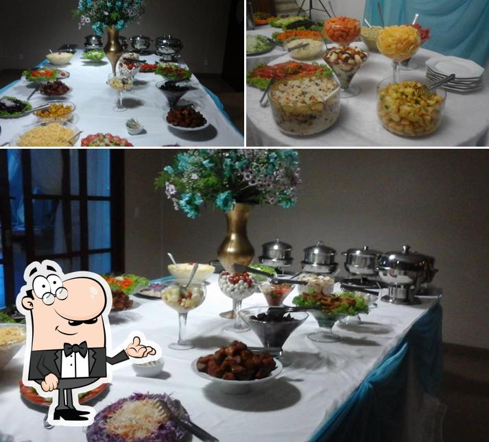 Sente em uma das mesas no Buffet Loló