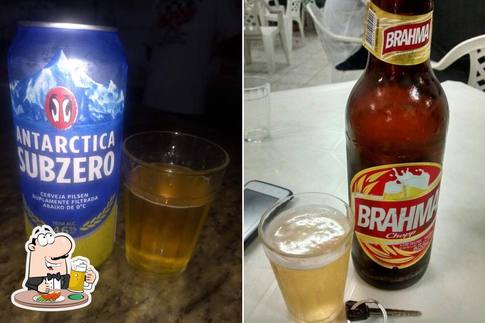 Desfute um copo de cerveja leve ou escura