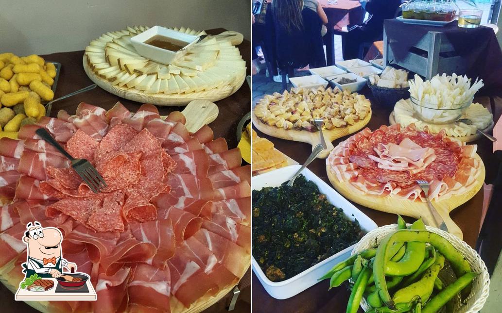 Prenditi i un pasto a base di carne a La Contea