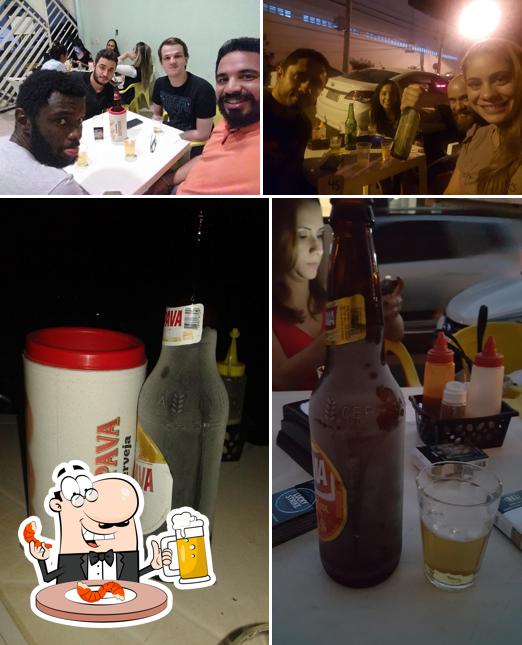 Desfute uma tulipa de cerveja leve ou escura