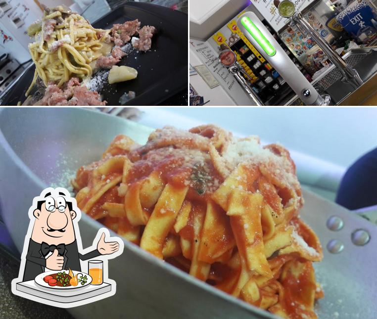 Vualà Caffè si caratterizza per la cibo e interni