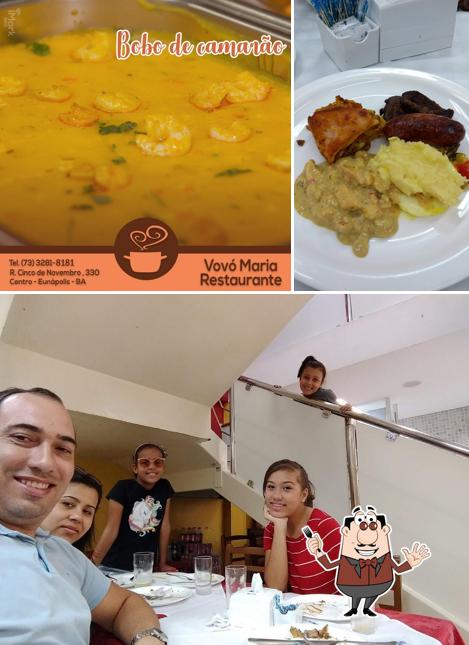 В Restaurante Vovó Maria есть еда, столики и многое другое