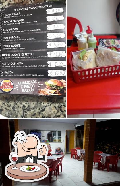 Entre diferentes coisas, comida e interior podem ser encontrados no Jena's Burguer