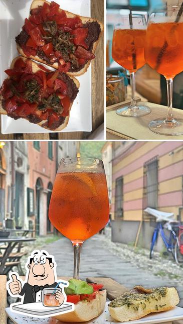 Bar vintage si caratterizza per la bevanda e cibo