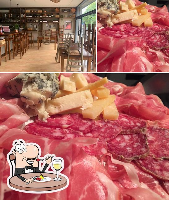 La foto della cibo e tavolo da pranzo di Sette Calici