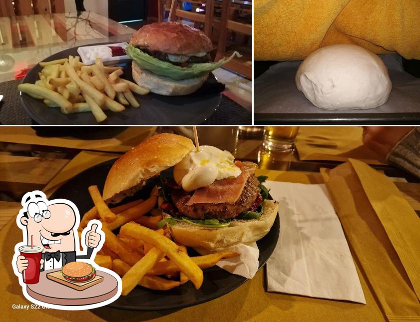 Ordina un hamburger a Pueblo Pub&beer