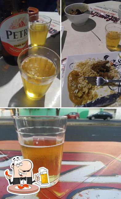 Desfute uma tulipa de cerveja leve ou escura