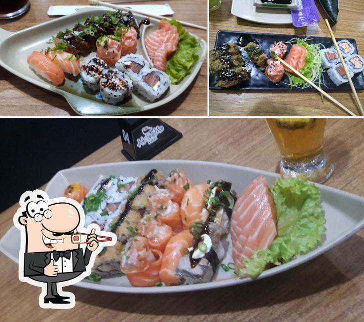 Rolos de sushi são servidos no Akikomo Sushi Ubatuba