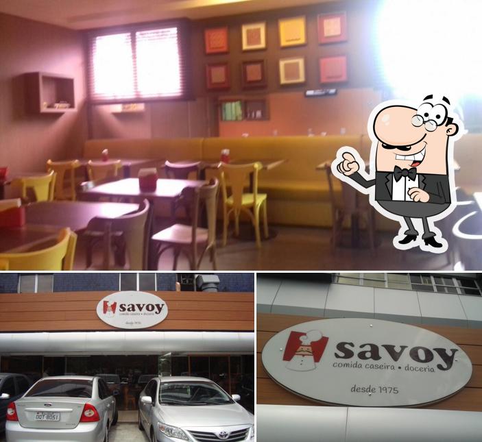 Sente em uma das mesas no Savoy