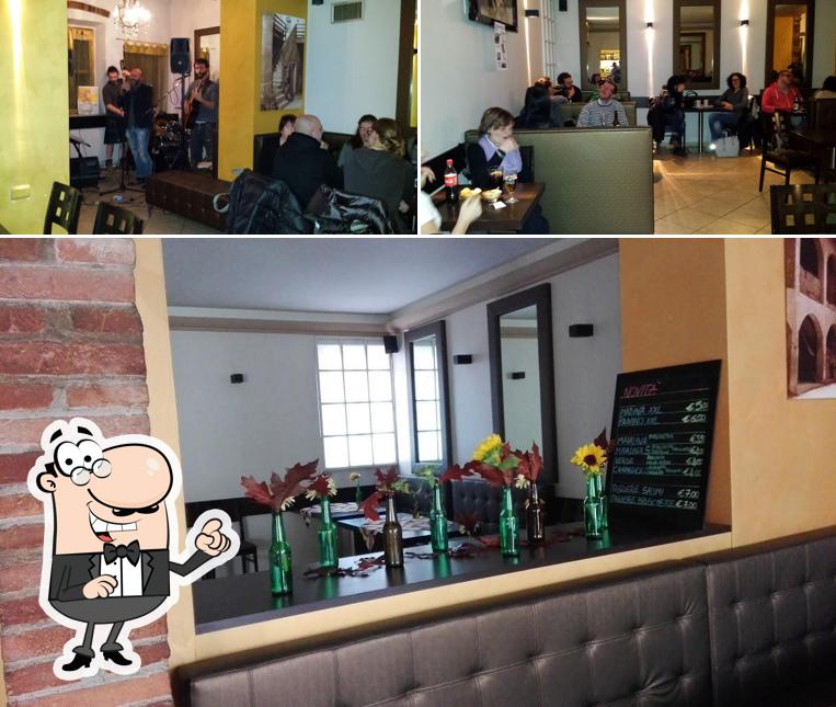 Siediti a un tavolo di Bar Castello