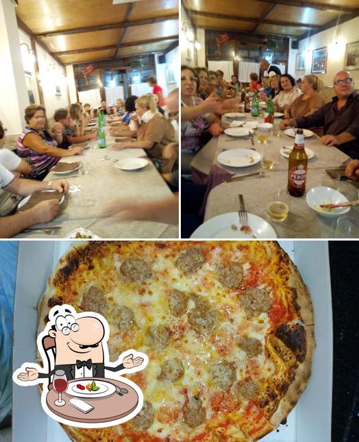 La photo de la table à manger et pizza concernant Degustibus